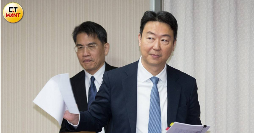 交通部長陳世凱表示,該部會將於6月底推動修法,下修高齡換照年齡至70歲,並加重處罰無照駕駛。(圖/黃威彬攝)