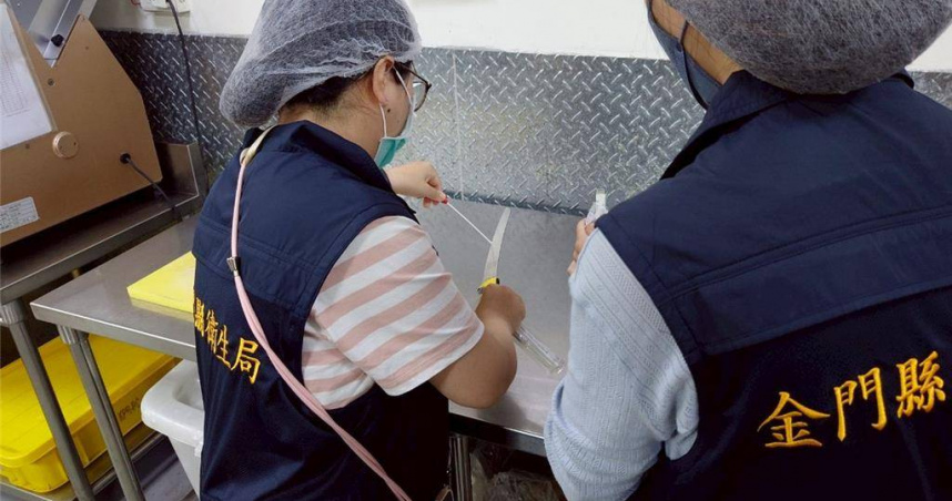 金門某國中畢業典禮後提供之麵包餐盒,有18人食用後疑似發生食品中毒症狀;衛生局獲報後已要求餐盒供應商先停業接受調查。(圖/金門縣政府)