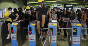 港警無差別攻擊射瞎人眼 香港醫護發動無限期罷工