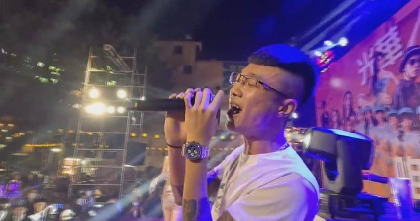 竹聯幫明仁會21歲成員何柏森，曾在廟會演唱《星辰大海》爆紅，如今因涉及走私喪屍菸彈而遭起訴。（圖／翻攝翻攝「用心紀錄在地精神」YouTube）