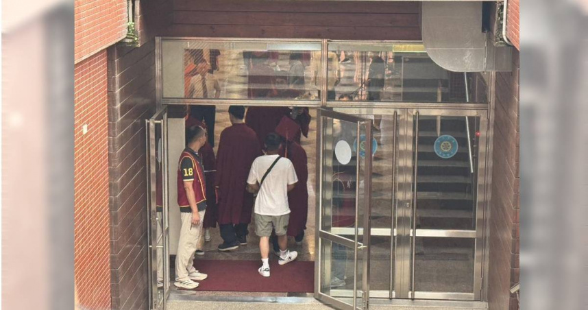 逢甲大學機電系先前因性平案件取消的畢業典禮，校方20日補辦，採實名制入場，鄰近6點就有家長、親友帶著花束準備進場。（圖／中國時報潘虹恩攝）