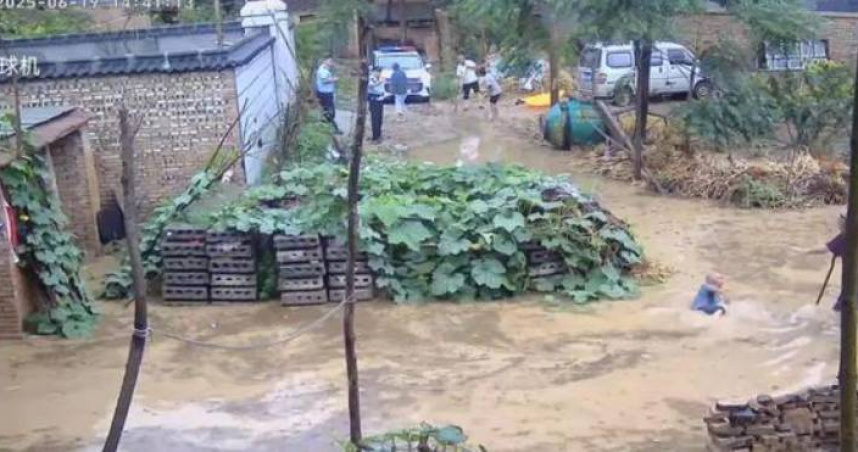 大陸河南省周口市太康縣王集鄉葛崗村一名馮姓村民近日反映，家中19日大淹水，父母在向外轉移時，父親不慎摔倒水中，現場民警未上前攙扶。（圖／翻攝自大河報）