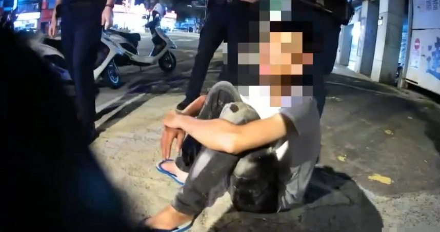 倪姓男子因轉彎未打方向燈而被攔下，意外讓車廂內的毒品露餡。（圖／翻攝畫面）