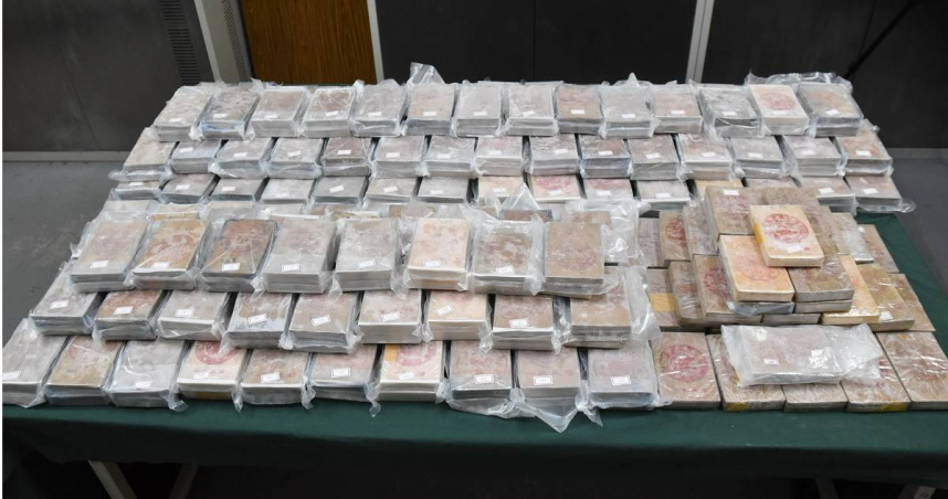 台中一名男子因路倒送醫，檢警事後意外在家裡查獲市值15億元的海洛因磚。（圖／翻攝畫面）