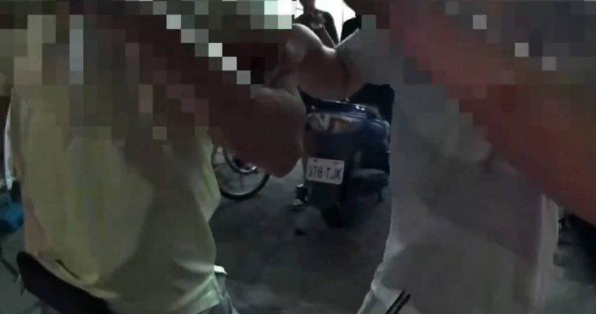 吳男（右）按喇叭開啟戰鬥邀請鍵，找來父親圍毆外送員。（圖/翻攝畫面）