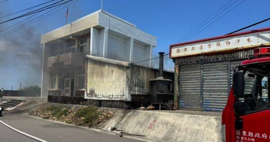 拱天宮旁海巡庫房大火引民眾圍觀。（ 圖／翻攝畫面）