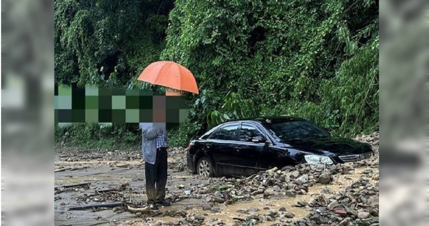 彰化自小客車硬闖封路慘遭泥石流吞沒險象環生。（ 圖／翻攝畫面）