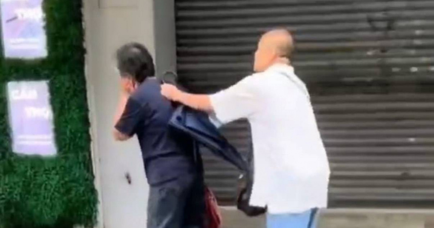 白衣男當街家暴母親行徑相當惡劣，警方介入關懷並通報家防中心。（圖/翻攝畫面）