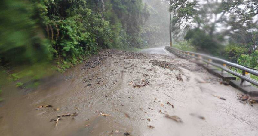 南橫公路下馬路段今日上午因豪雨發生邊坡坍方，導致雙向交通中斷。（圖／翻攝畫面）