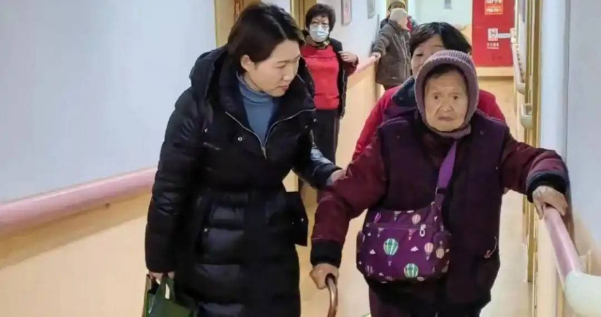 顧阿婆生前照片（右）。（圖／翻攝自微博）