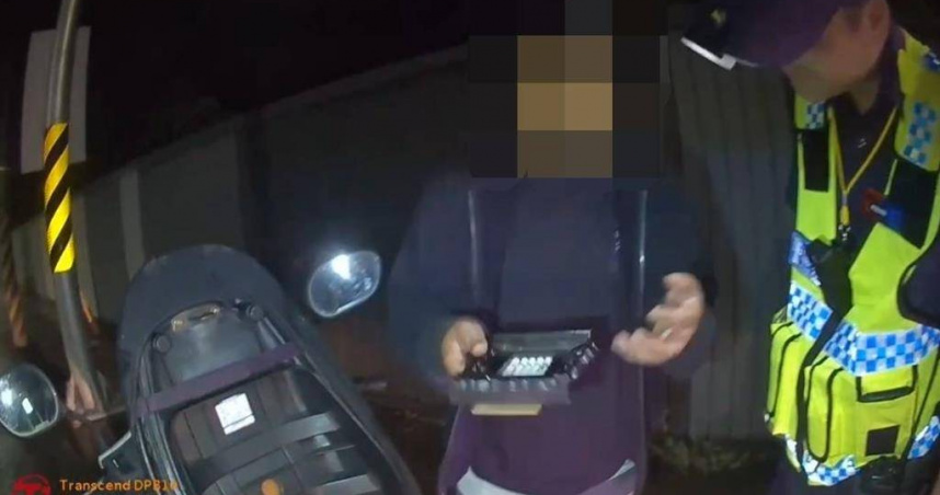 王男機車置物箱藏著一個神主牌，讓警方也傻眼。（圖／翻攝畫面）