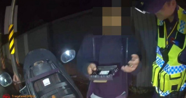 王男機車置物箱藏著一個神主牌,讓警方也傻眼。(圖/翻攝畫面)