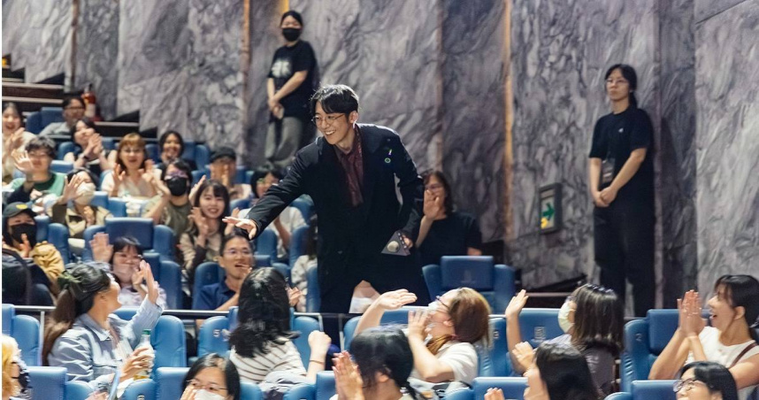 高橋一生進場時主動與觀眾拍手擊掌，還送出手中的爆米花，讓粉絲驚喜不已。（圖／原創娛樂提供）