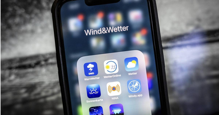 氣象署在臉書粉專發文表示，手機或電腦內建的天氣App、或搜尋引擎提供的天氣預報資料，是各家科技巨頭公司直接向國際氣象機構購買，但也因此可能會忽略地區特性造成的現象，建議民眾小心解讀、謹慎使用。（圖／達志／美聯社）