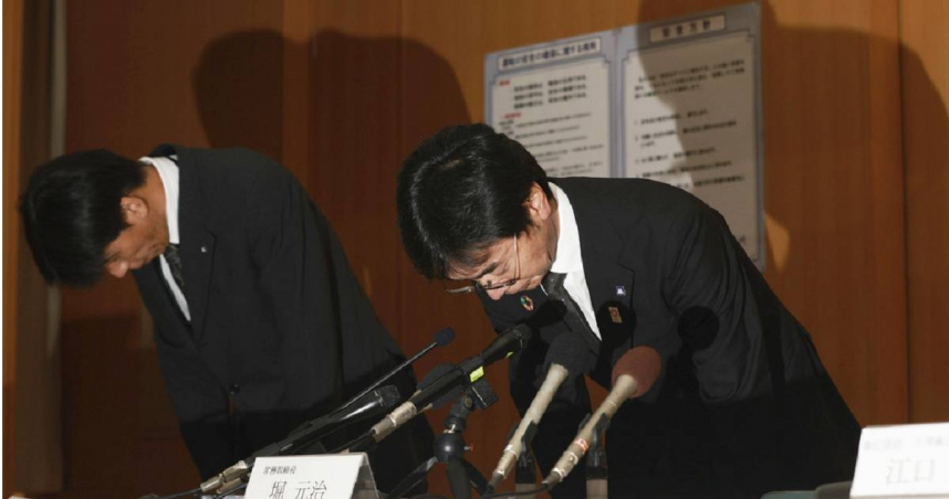 針對因電力系統故障，導致約3萬人滯留在世博會場，大阪地鐵交通事業本部長堀元治（右）在記者會上致歉。（圖／達志／美聯社）