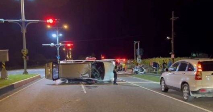 閃避黑夜小貓失控翻車。（圖／翻攝畫面）