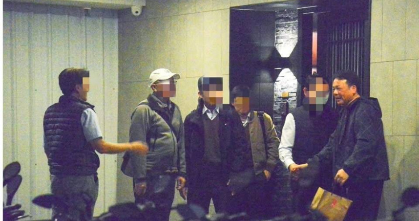 北檢檢察官徐名駒找同事吃米其林大餐，結果吳乃仁現身，一開始餐費還由人力業者埋單。（圖／翻攝侯漢廷臉書）