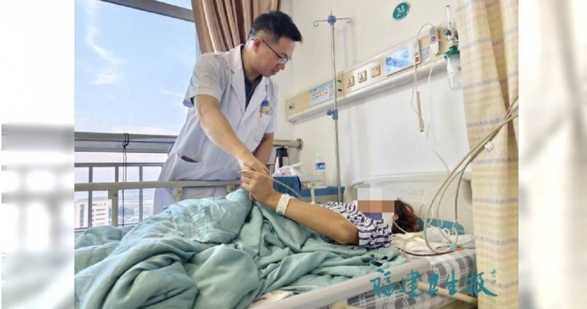 19歲大學生因長時間低頭突發癱瘓，經急診手術後逐漸恢復部分活動能力。（圖／翻攝自福建衛生報）