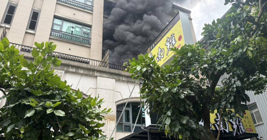 新竹市關新路5層樓建物1樓餐廳發生火警，現場冒出濃煙消防人員緊急搶救中。（圖／翻攝畫面）