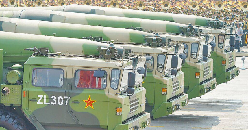 國防部發布「114年中共軍力報告書」，列舉中共「由訓轉戰」4種威脅態樣。圖為共軍導彈方隊。（圖／新華社）