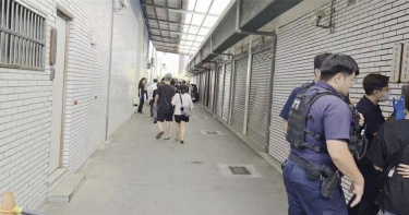 桃園中壢惡火5死遺體送往中壢殯儀館，今天下午檢警相驗，家屬在現場神情哀戚不發一語。（圖／中國時報記者呂筱蟬攝）