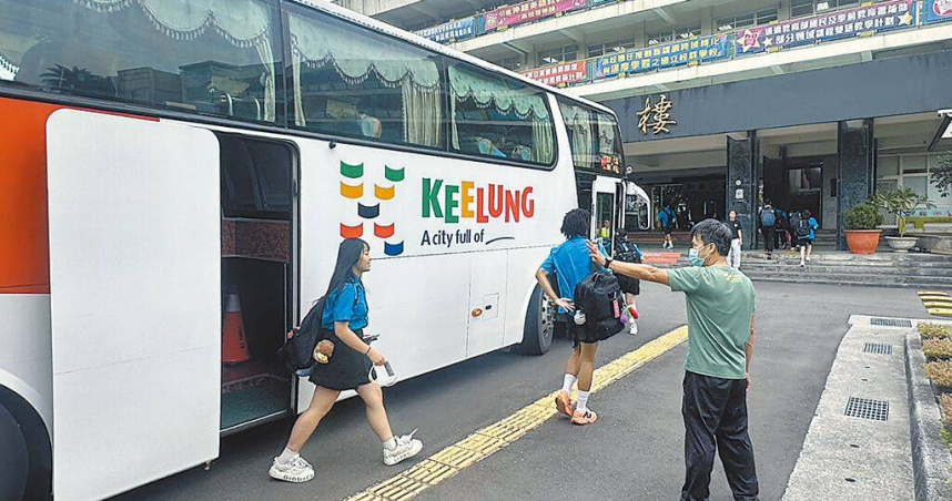 為降低學生通勤危險性，基隆市公車處自1日起調撥1班次R82路線公車繞進基隆高中，不料卻因繞路差點害車上其他乘客上班、上學遲到。（圖／基隆高中提供／中國時報張志康基隆傳真）