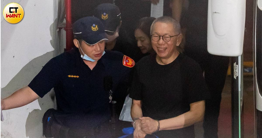 台北地方法院今裁定，柯文哲以新台幣7,000萬元交保，限制出境、出海，並須接受電子監控。（圖／黃耀徵攝）