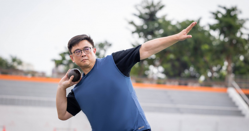 民進黨立委賴瑞隆回憶學生時代鉛球選手的經歷，期盼未來將運動精神延續到城市治理。（圖／賴瑞隆辦公室提供）