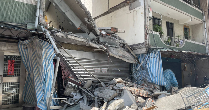 蘆洲民宅拆除作業未依規設妥安全措施，工務局勘驗後勒令停工。（圖／翻攝畫面）