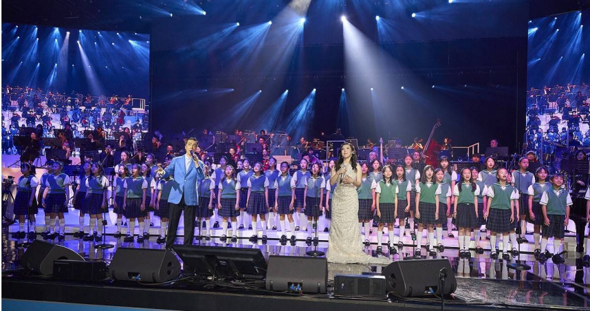 萬海陳家第四代陳昱安、誼遠投控集團董事長陳致遠女兒，在9月7日《英雄有愛公益音樂會》中，父女倆首度同台獻唱。（圖／勇源基金會提供）