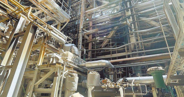 興達電廠新建燃氣複循環機組9日晚間發生火警，台電與相關工程團隊赴現場勘查，天然氣洩漏點初步判斷為新2-2號氣渦輪機天然氣加熱器下游管線法蘭。（圖／台電提供）