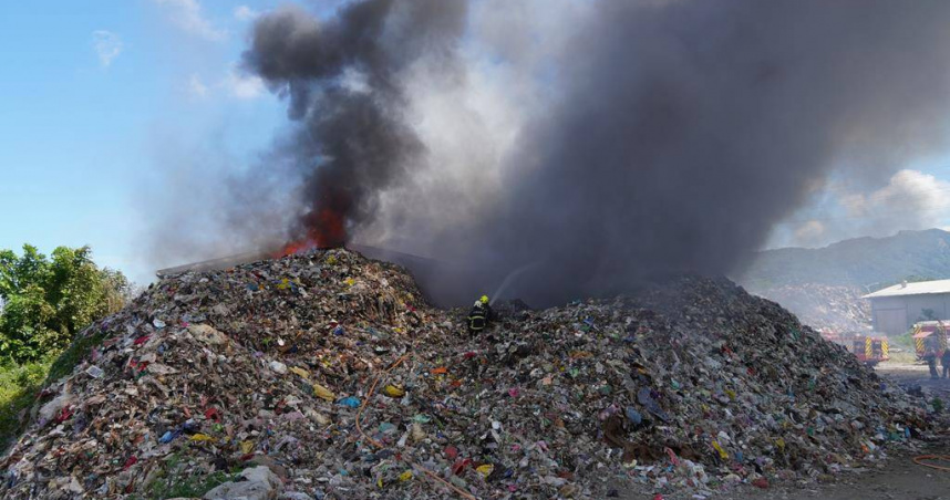 花蓮縣吉安鄉垃圾掩埋場資源回收暫置區11日發生火警，火勢歷經25小時才撲熄。（圖／本報資料照片）