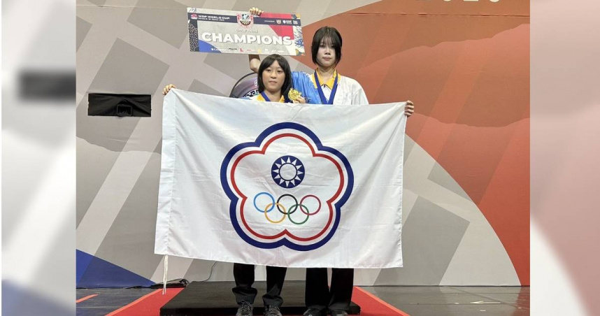 蔡詠恩(左)、楊奕晴在U18女子雙人青少年賽事當中順利奪金。（圖／中華民國競技飛鏢總會提供）