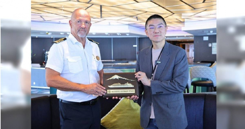 三井「海洋富士號」打響基隆郵輪觀光名號，基隆市長謝國樑（右）也躬逢其盛。（圖／翻攝自基隆市政府官方網站）