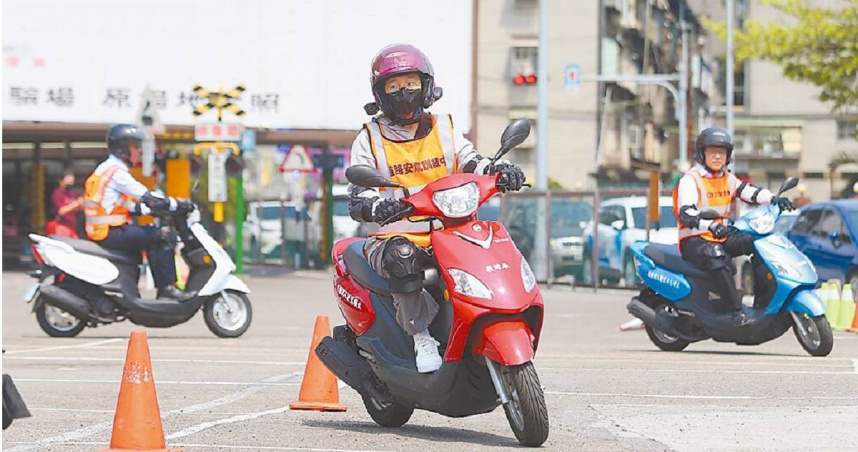 交通部1日公布汽機車考照加嚴與違規回訓方案，其中，機車考照將新增道路駕訓與道考。（圖／報系資料照）
