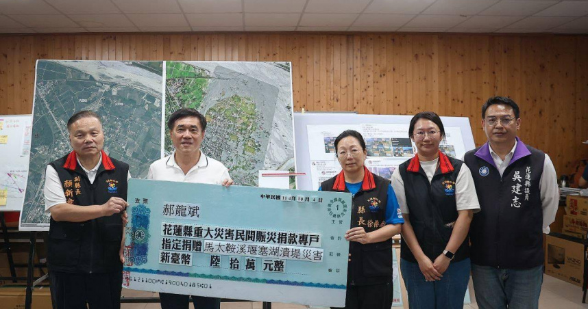 國民黨主席候選人郝龍斌，前進花蓮醫院探視受傷的災民並捐助60萬協助災後重建。（圖／翻攝自郝龍斌臉書）