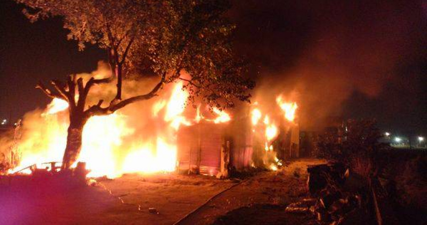 鐵皮屋突燃燒農藥紙箱助長火勢險釀災。（圖 ／翻攝畫面）