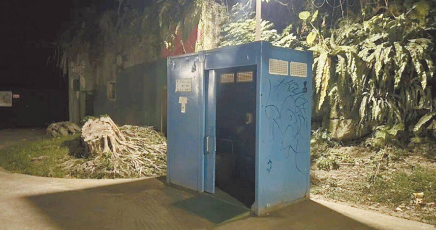 舊台北市兒童樂園，入夜後公園內燈光昏暗、雜草叢生，園內牆壁布滿塗鴨，且整座公園內居然沒有任何一支監視器。（圖／顏若芳辦公室提供／中國時報丁上程台北傳真）