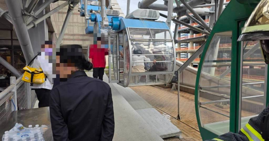 台北市中山區美麗華百貨摩天輪發生故障停擺意外，30名遊客受困車廂內逾40分鐘後平安脫困。（圖／翻攝畫面）