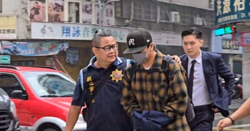 藝人坤達涉閃兵案，22日清晨取消加拿大行程返台，立刻遭檢警拘提回永和警分局說明。（圖／翻攝畫面）