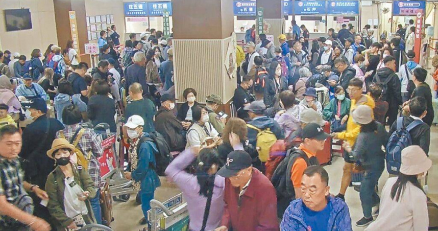 金門地區23日上午天候好轉，小三通達開航標準；港務處緊急宣布金－廈航班雙向航駛，水頭碼頭售票大廳人山人海等待候補，半天搶運逾4200位滯留旅客返抵目的地。（圖／民眾提供／中國時報于家麒金門傳真）