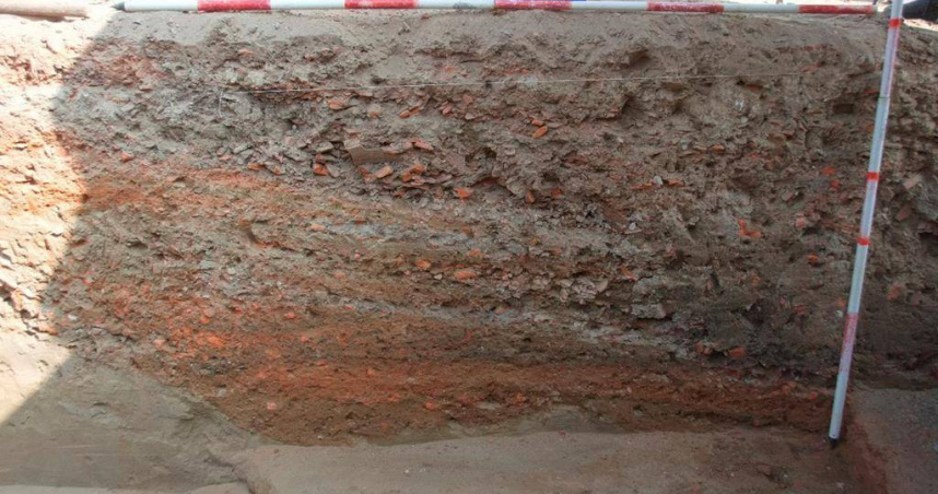 考古團隊從分層夯實的道路剖面看見密集糖漏破片，驗證清代牛車路果真「含糖」，還原糖業繁盛之景。(圖／文資處提供)