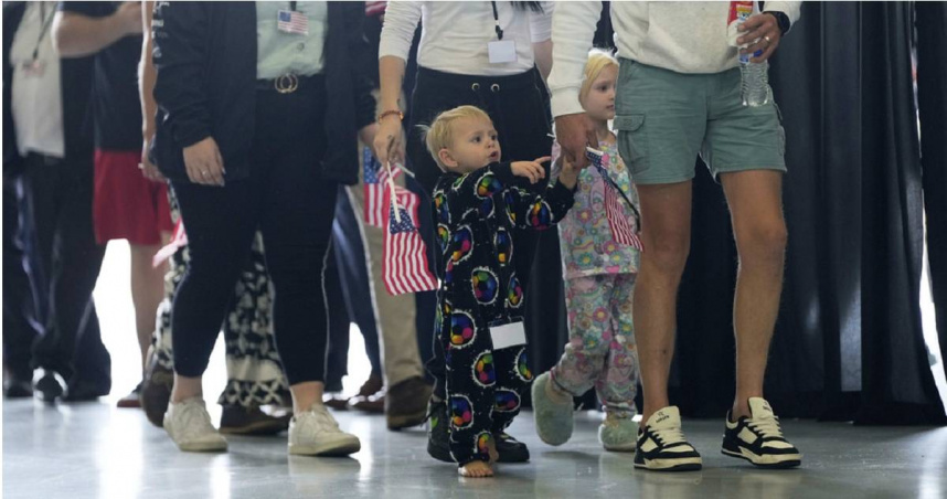 來自南非的阿非利卡人難民5月抵達維吉尼亞州華盛頓杜勒斯國際機場。（圖／達志／美聯社）