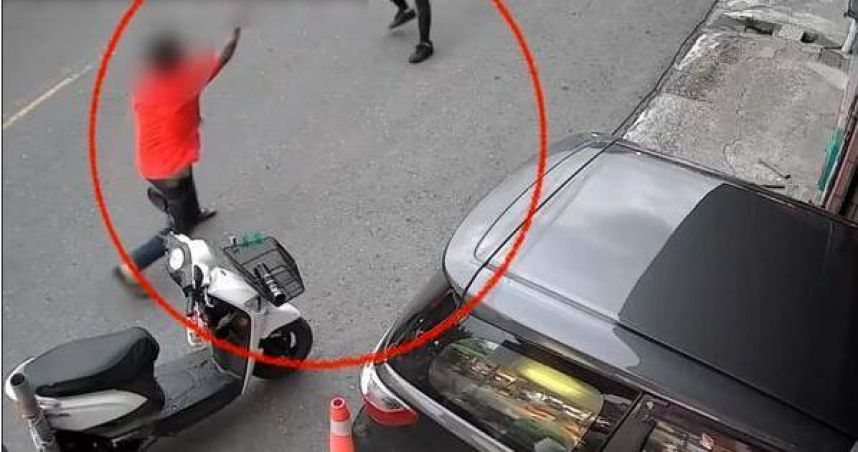 竊車男拒捕持螺絲起子猛攻警２小時神速破案全被壓制。（圖 ／翻攝畫面）