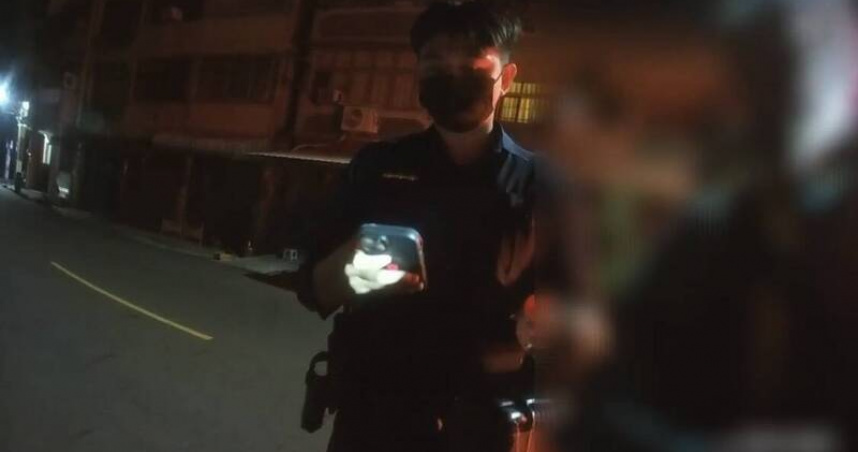 65歲醉漢酣睡車內警上前一查竟是酒駕現行犯。（圖 ／翻攝畫面）