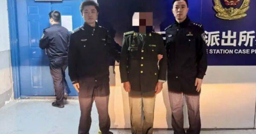 男子穿著假軍裝搭車被識破，遭警方依法行政拘留8日。（圖／翻攝自微博）