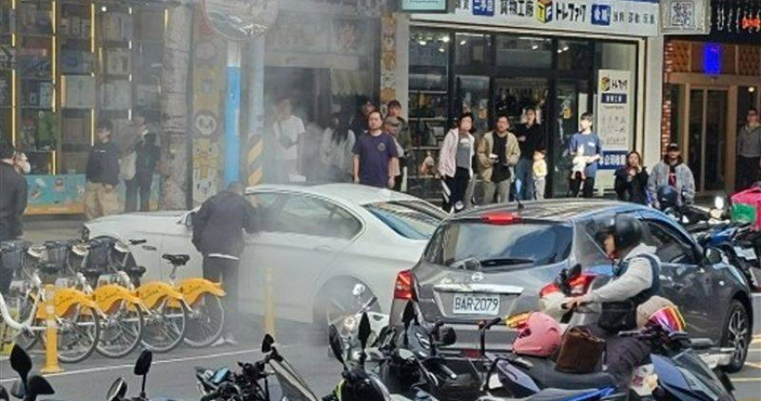 新北BMW「暴衝連撞3車」後衝上人行道　駕駛OHCA命危搶救