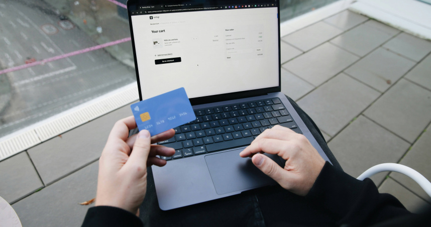 若貪便宜國外網購醫療器材未經申請觸法，海關攔檢查依法開罰。（示意圖／unsplash）