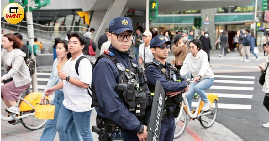 「台北暴徒」張嫌19日無差別攻擊導致至少4亡11傷悲劇後，各車站見警率顯著增加。（圖／黃耀徵攝）