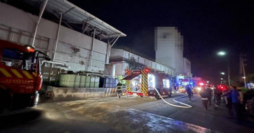 小港唐榮鐵工廠大火狂燒2小時恐吞500萬空污罰單。（圖 ／翻攝畫面）